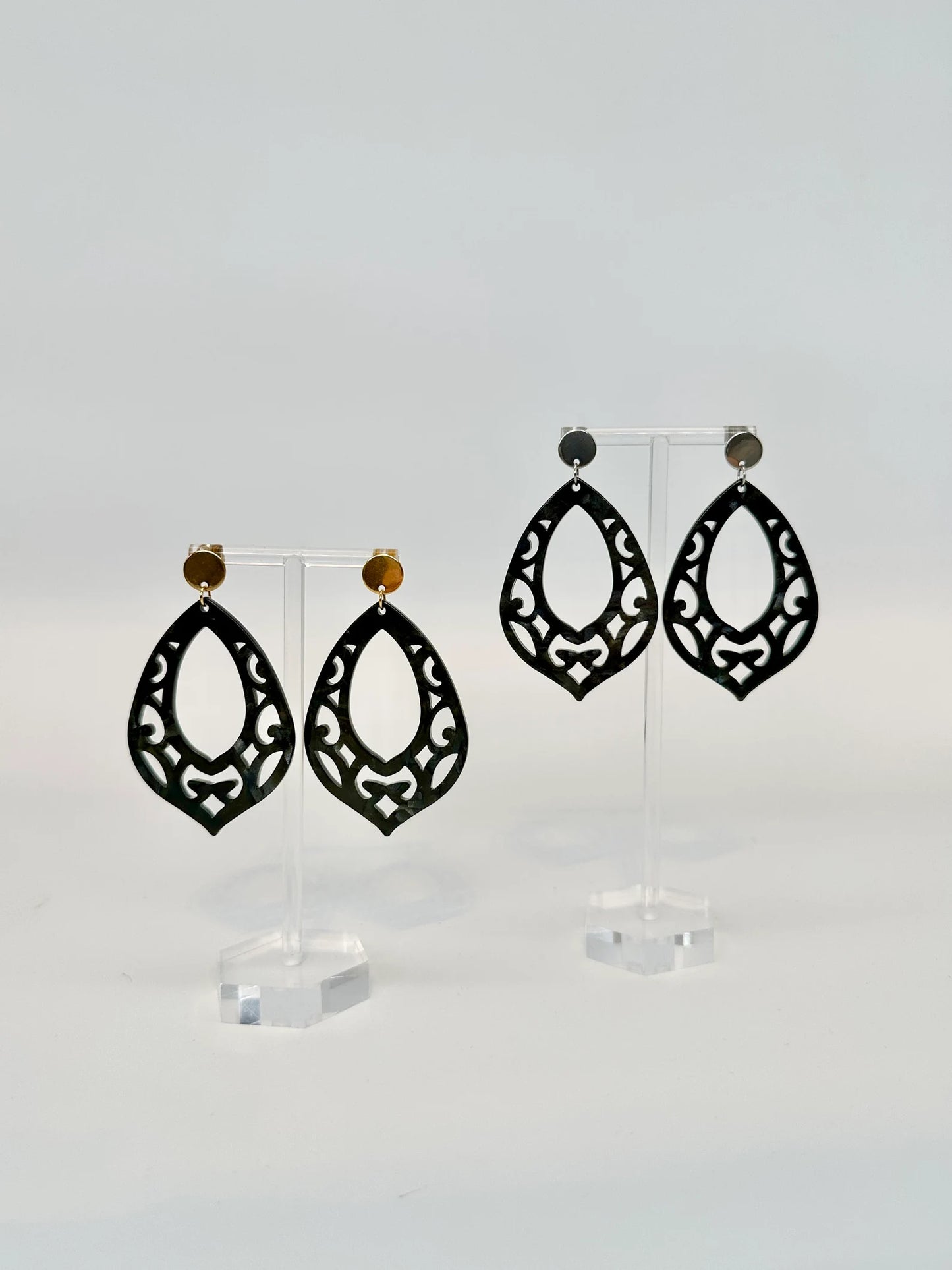 schwarzes Ornament runder Stecker