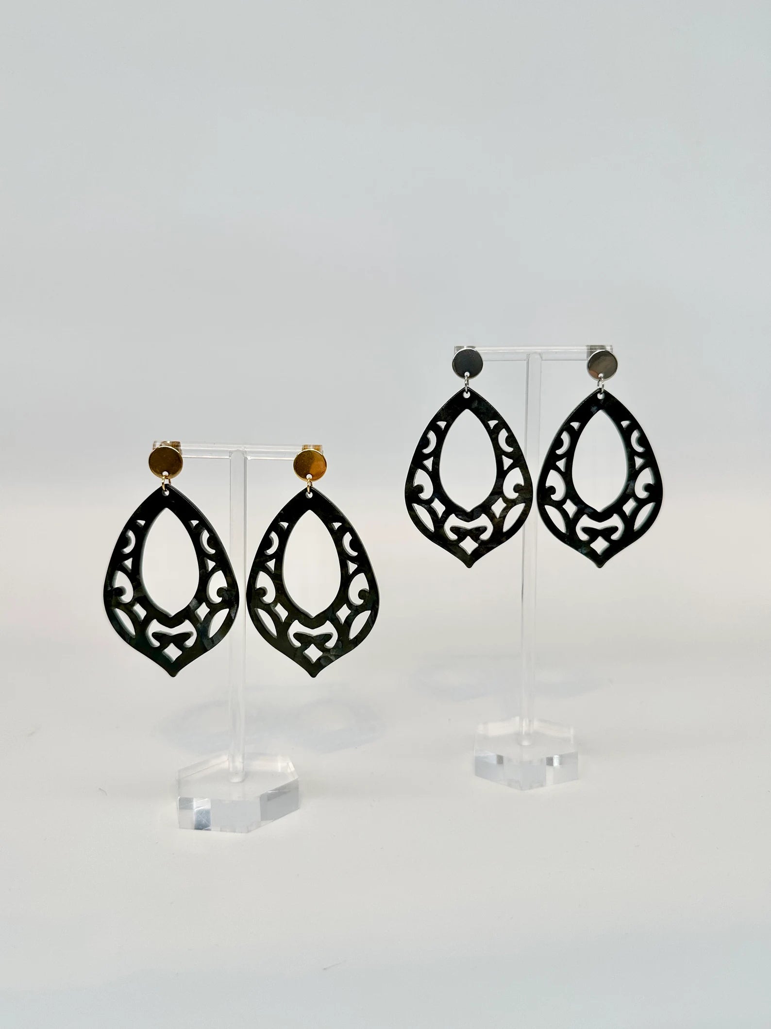 schwarzes Ornament runder Stecker