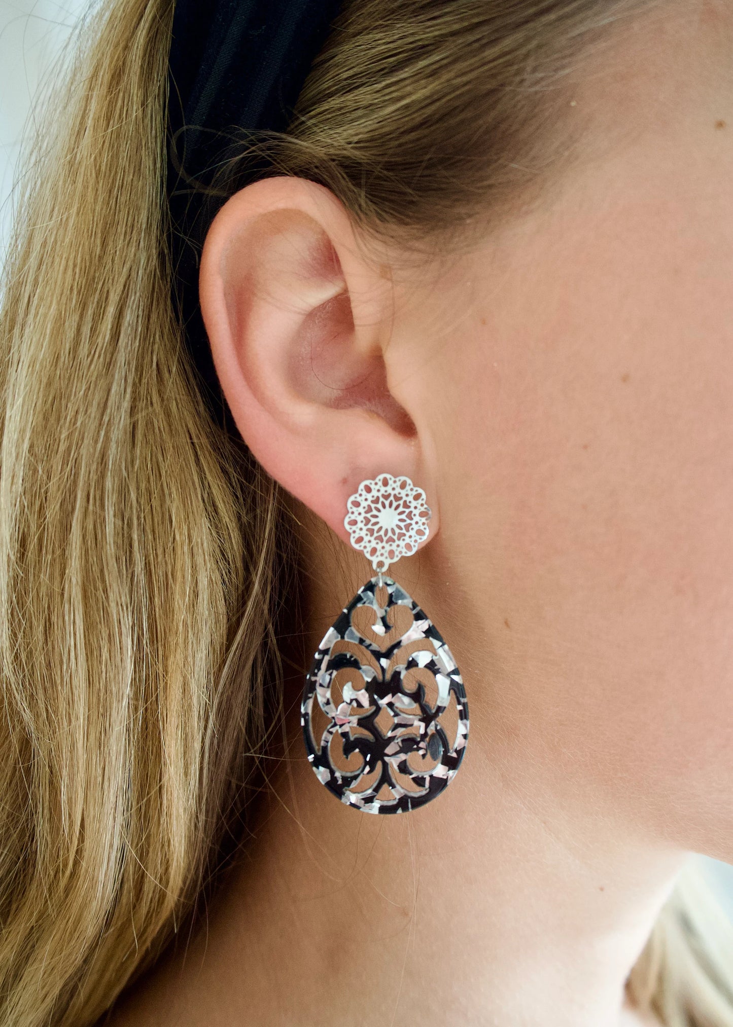 Ohrringe mit Resin-Tropfen-Anhänger gemustert schwarz