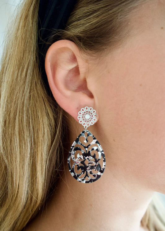 Ohrringe mit Resin-Tropfen-Anhänger gemustert schwarz