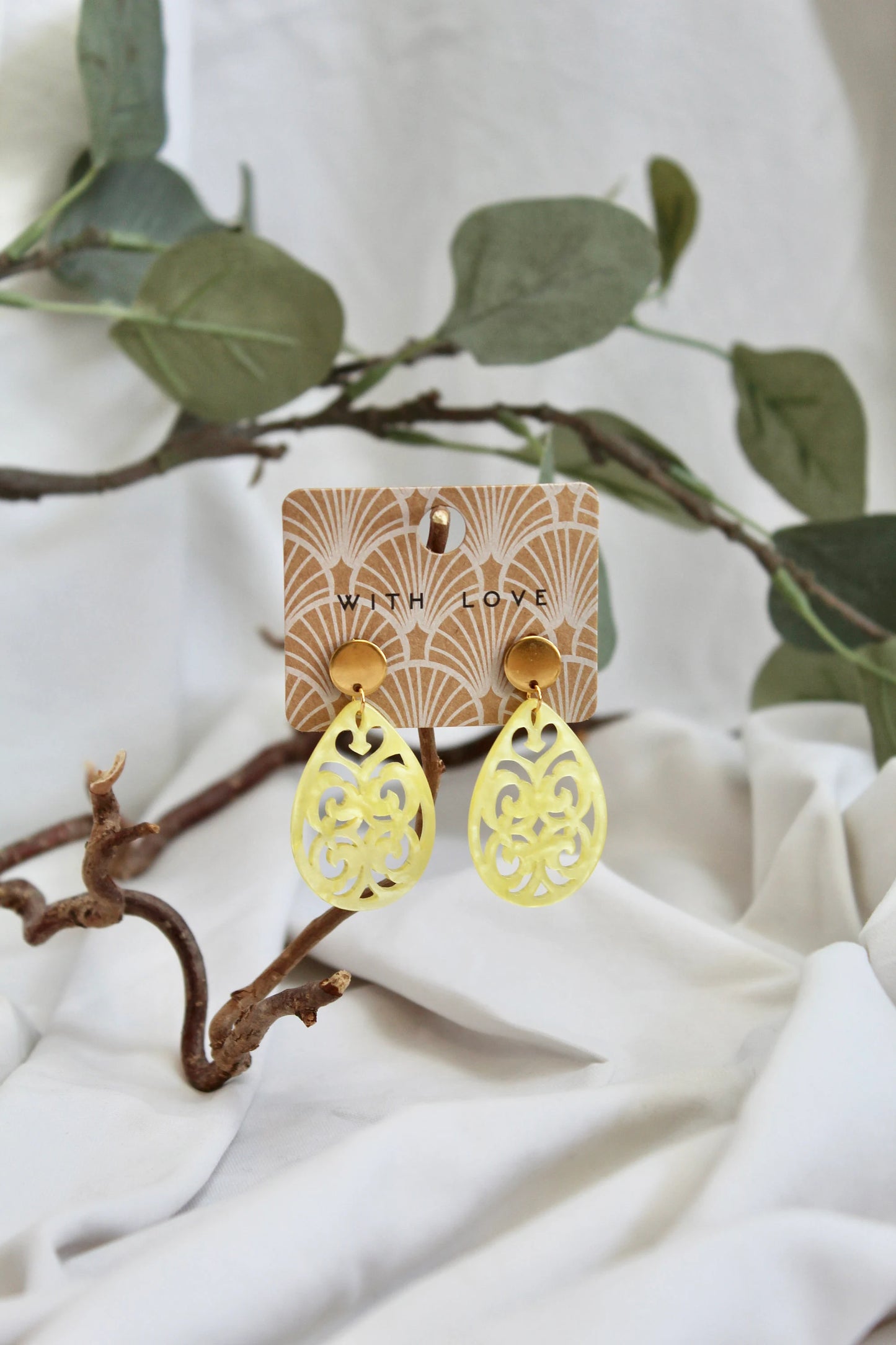 Ohrringe mit Resin-Ornament Tropfen in gelb