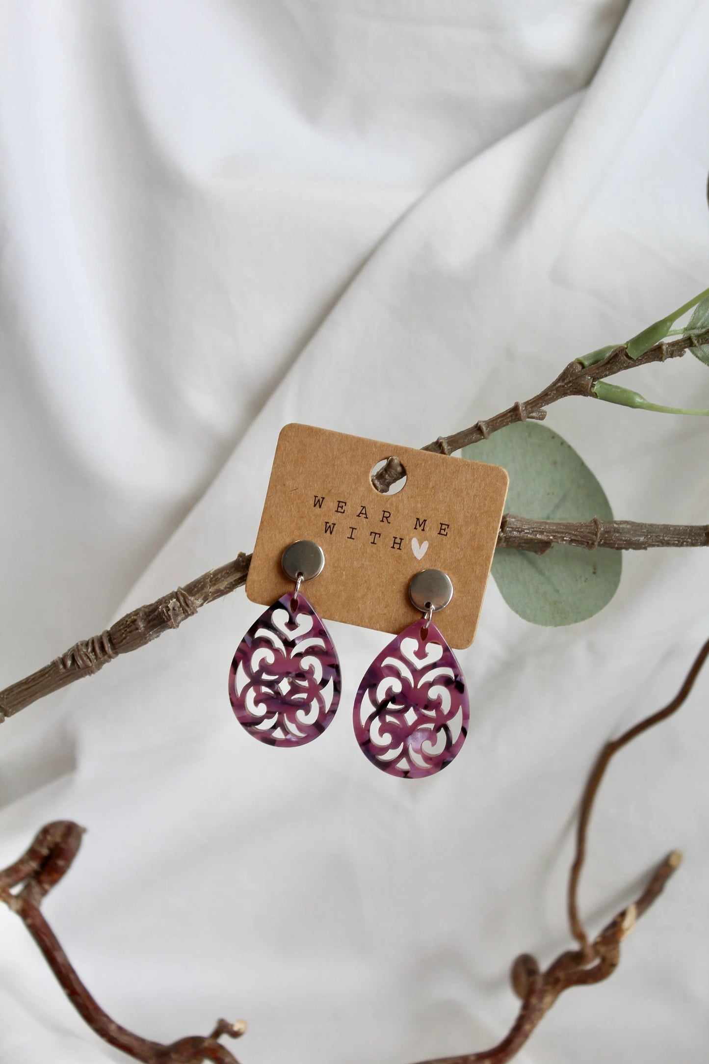 Ohrringe mit Resin-Ornament Tropfen in lila