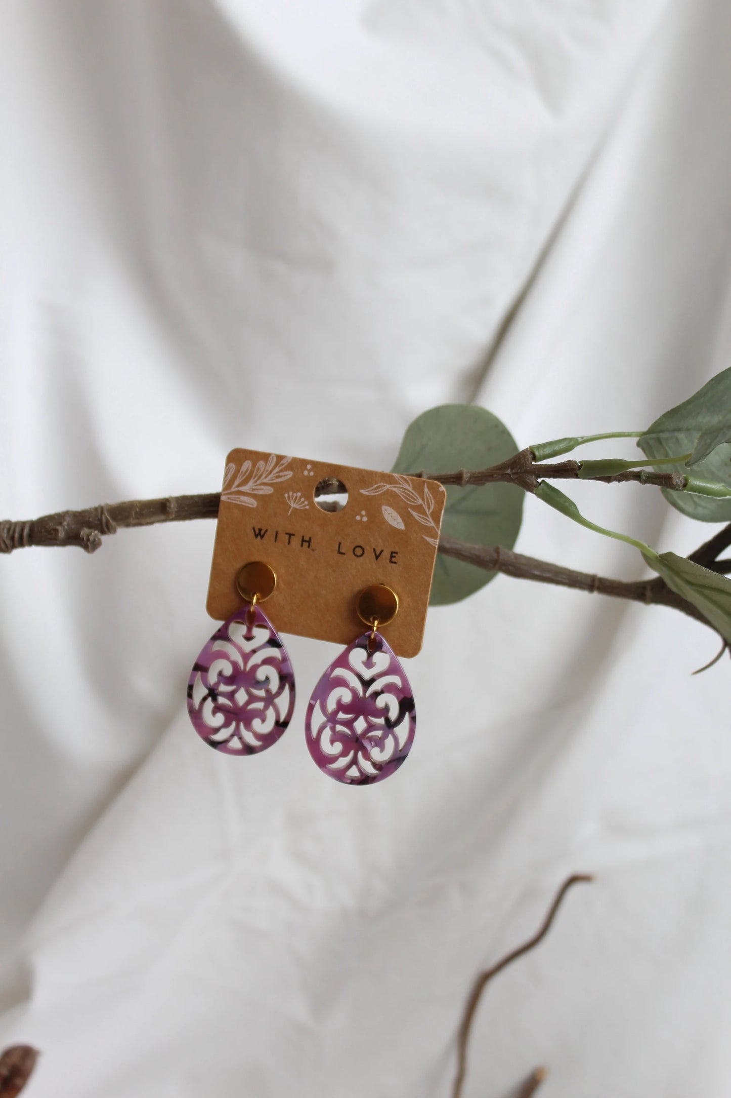 Ohrringe mit Resin-Ornament Tropfen in lila