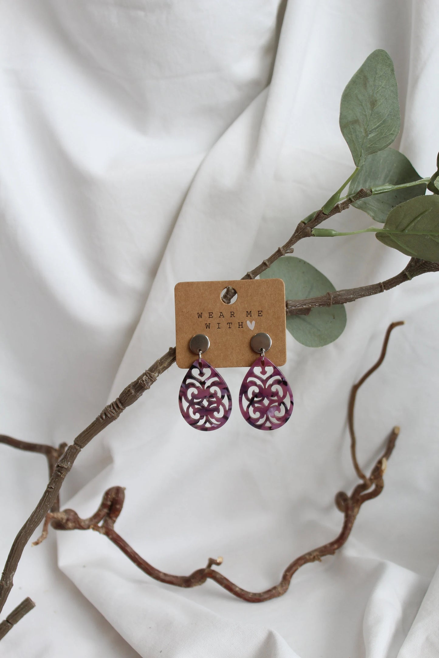 Ohrringe mit Resin-Ornament Tropfen in lila