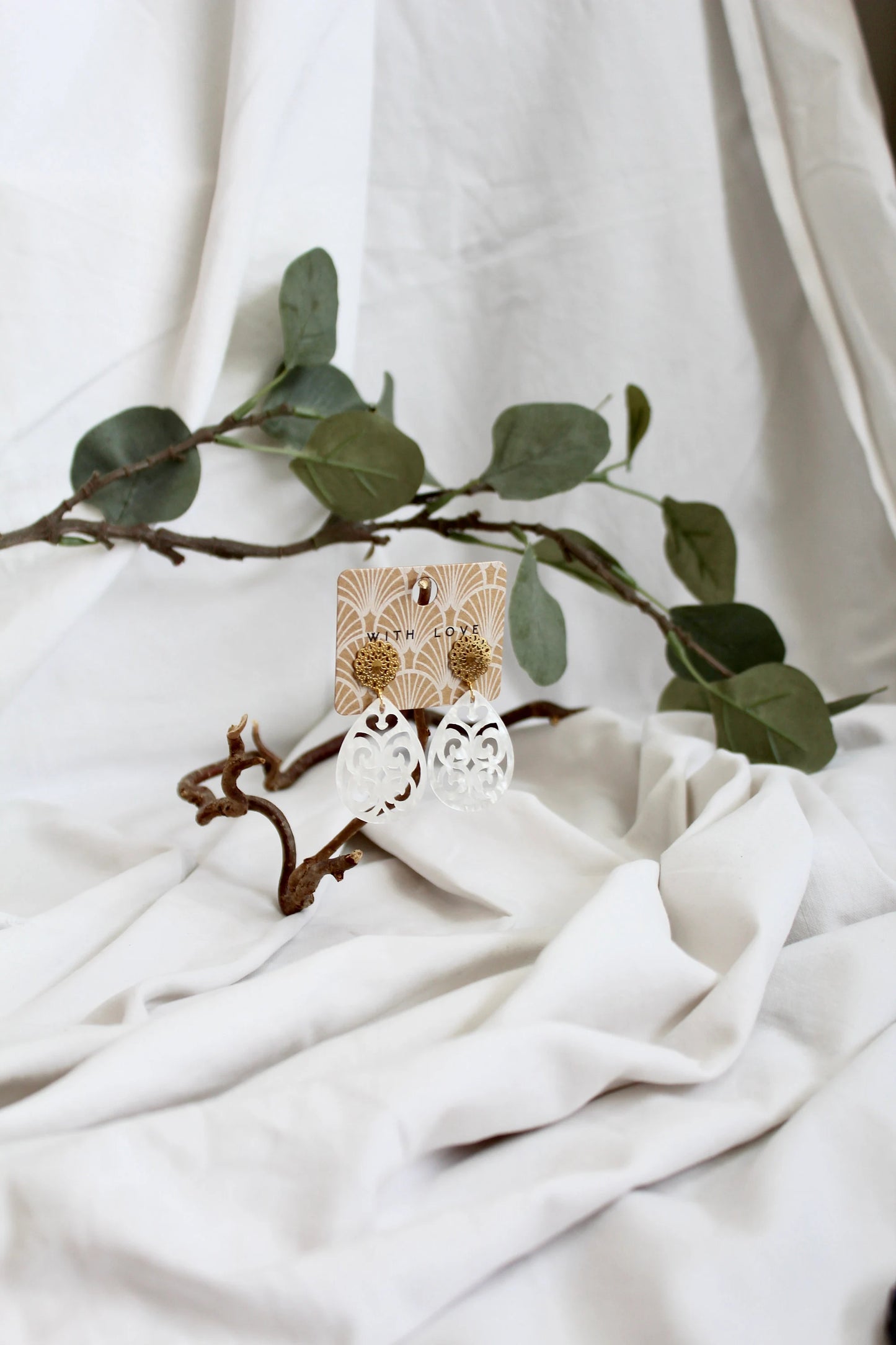 Ohrringe mit Resin-Ornament Tropfen in weiß