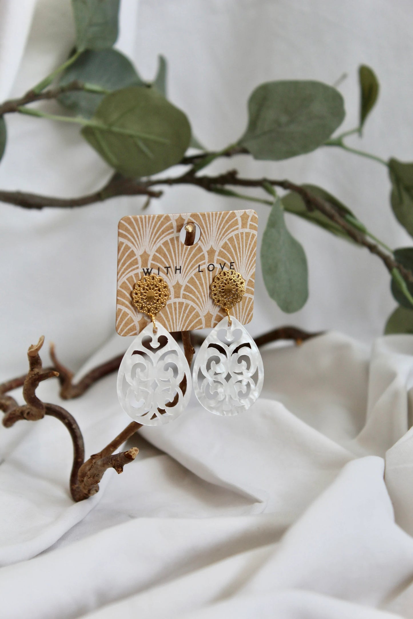 Ohrringe mit Resin-Ornament Tropfen in weiß