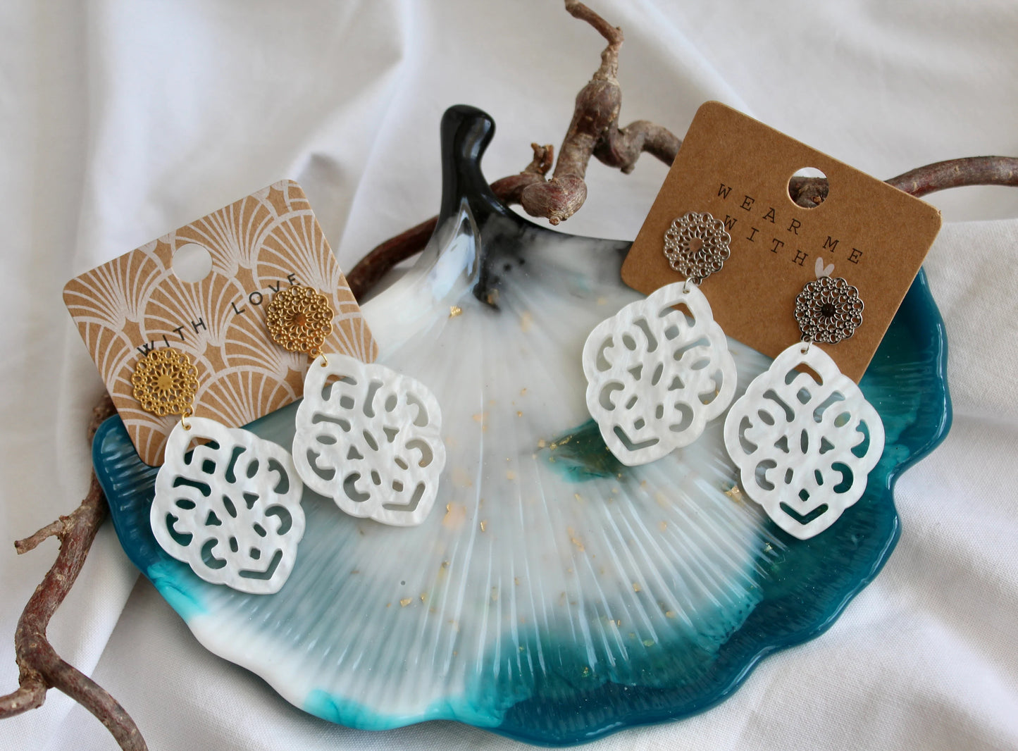 Earrings with resin ornament diamond in white