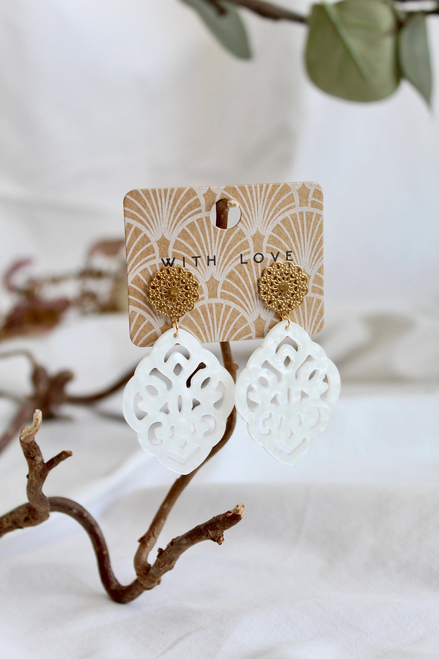 Earrings with resin ornament diamond in white